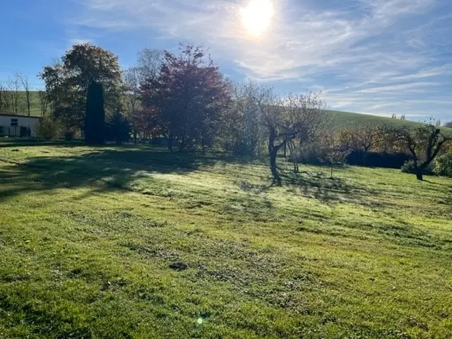 sonnengeprägtes Grundstück