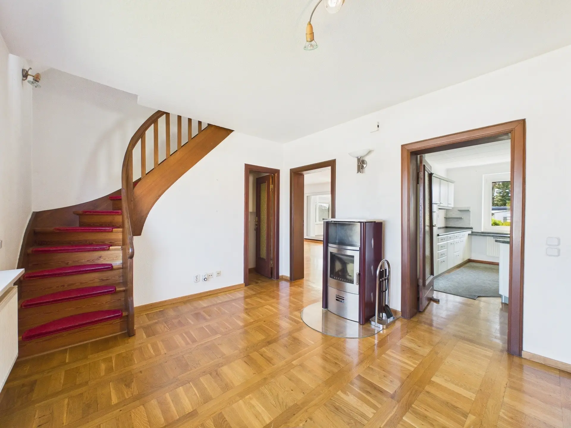 Große Diele mit Kaminofen (Zulassung für den Kaminofen abgelaufen) & Treppe ins DG