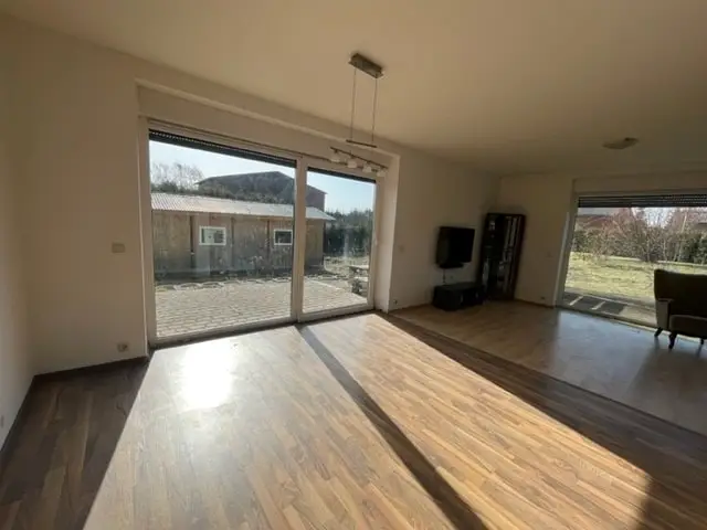 großes Wohnzimmer mit Lichtkegel