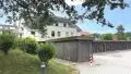 Außenansicht mit Stellplatz