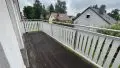 großer Balkon im Obergeschoss