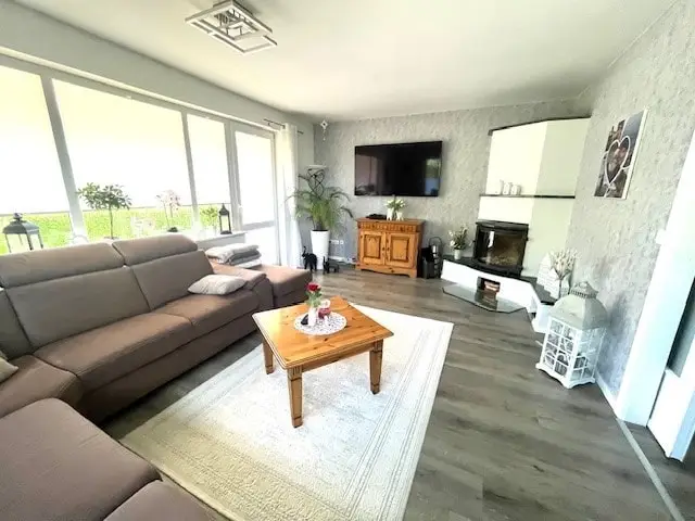 helles Wohnzimmer mit Kamin
