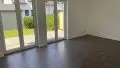 helle Wohnzimmer mit bodentiefen Fenstern