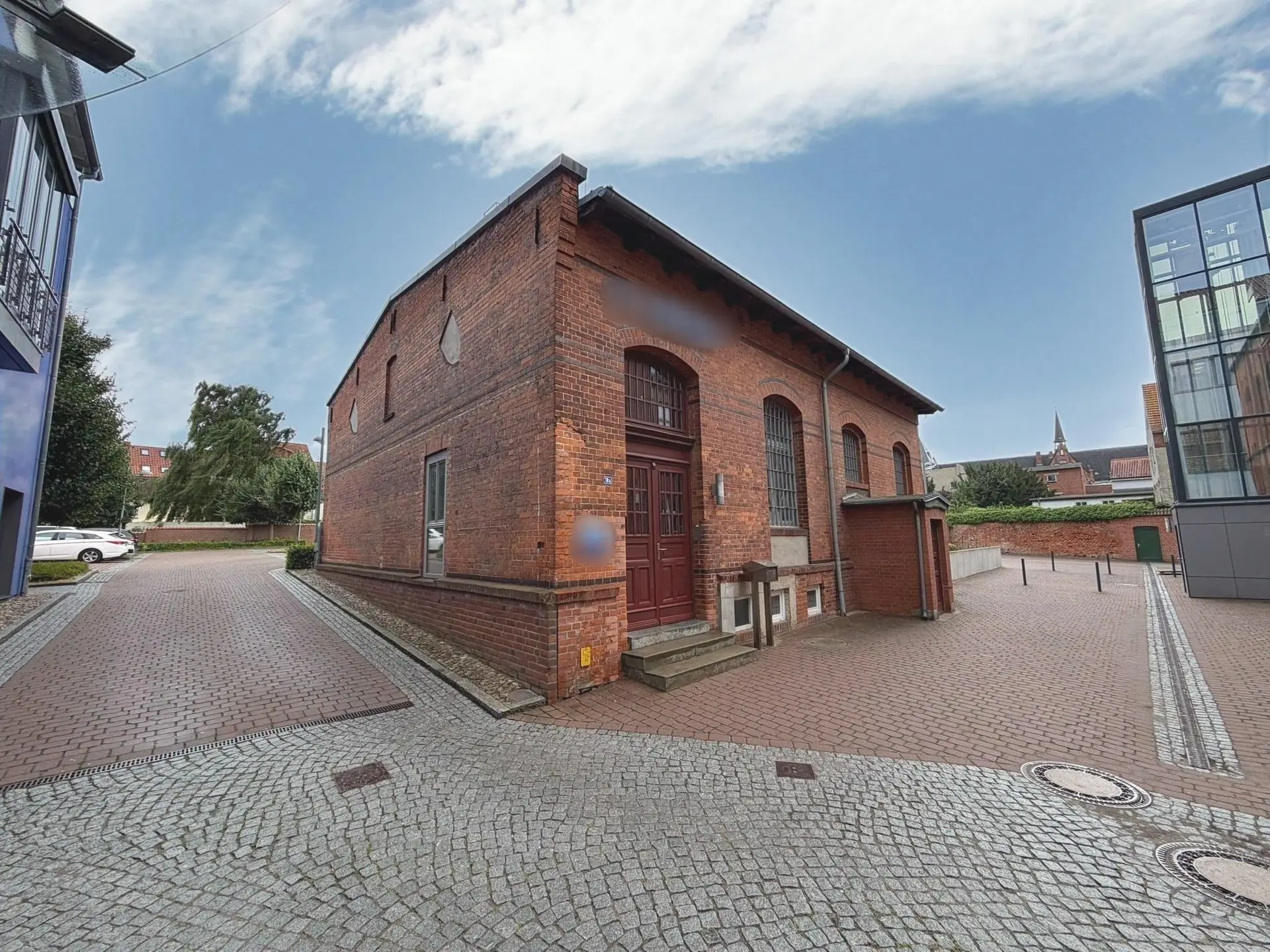 Zufahrt zum Bürogebäude