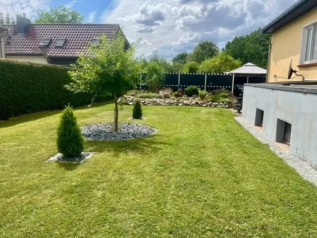 gepflegter Vorgarten