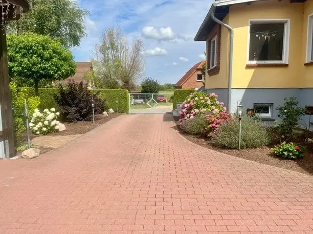 gepflasterte Zuwegung