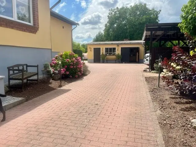 große Grundstückszufahrt