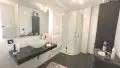 großes Duschbad deckenhoch gefliest