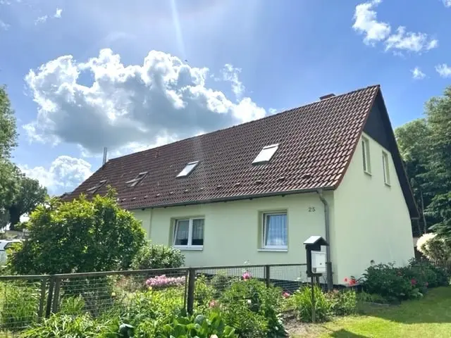 beliebte Doppelhaush&auml;lfte am kleinen See