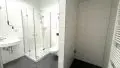 gefliestes modernes Badezimmer