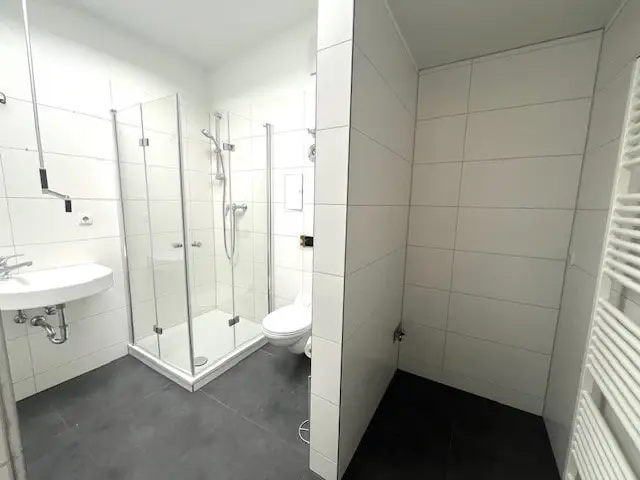gefliestes modernes Badezimmer