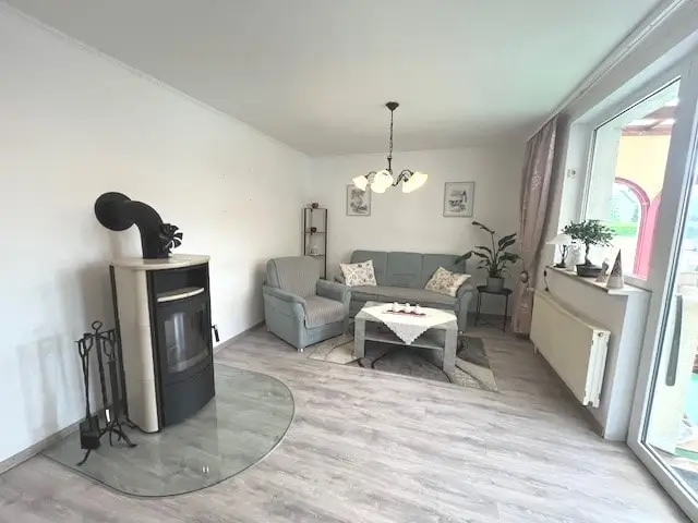 ansprechendes Wohnzimmer mit Kamin