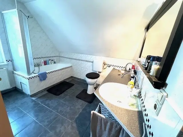 gefliestes Tageslicht Badezimmer im Obergeschoss