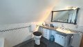 WC mit großem Theaterspiegel Wandbeleuchtung