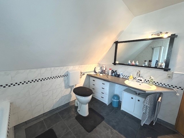 WC mit großem Theaterspiegel Wandbeleuchtung
