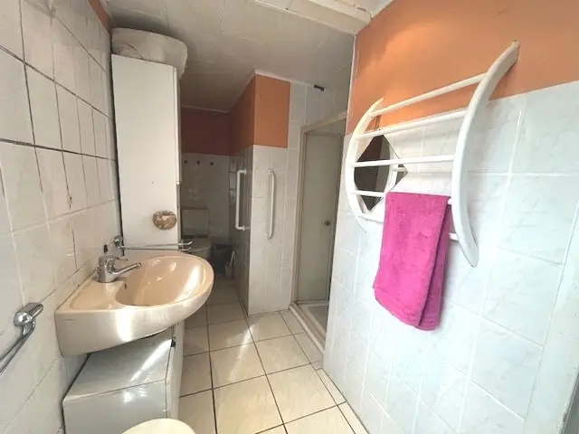 gefliestes Duschbad in der Einliegerwohnung