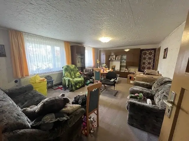 geräumiges Wohnzimmer in derEinliegerwohnung