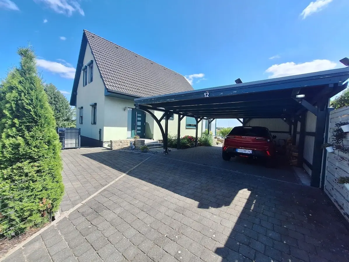 gepflasterte Auffahrt, Carport