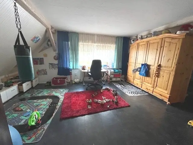 geräumiges Kinderzimmer