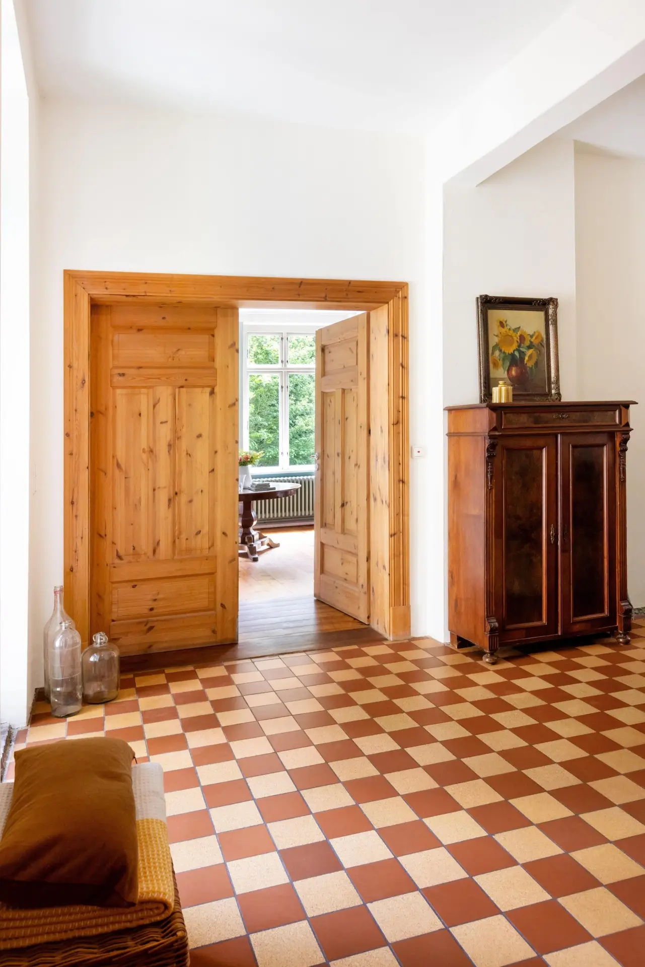 EG: Flur mit Blick ins Wohnzimmer