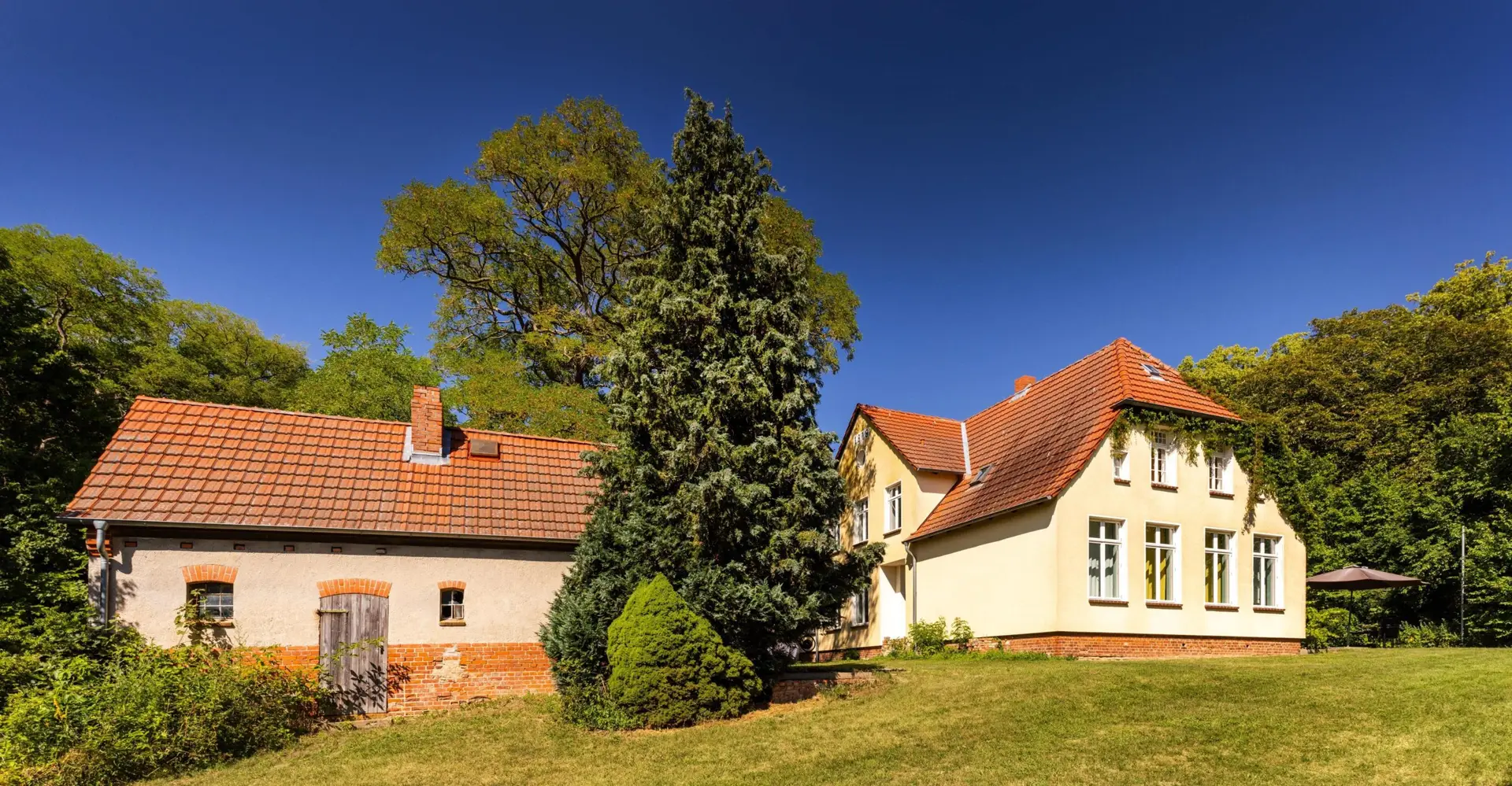 Hausansicht mit Nebengebäude