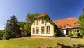 Hausansicht mit Terrasse