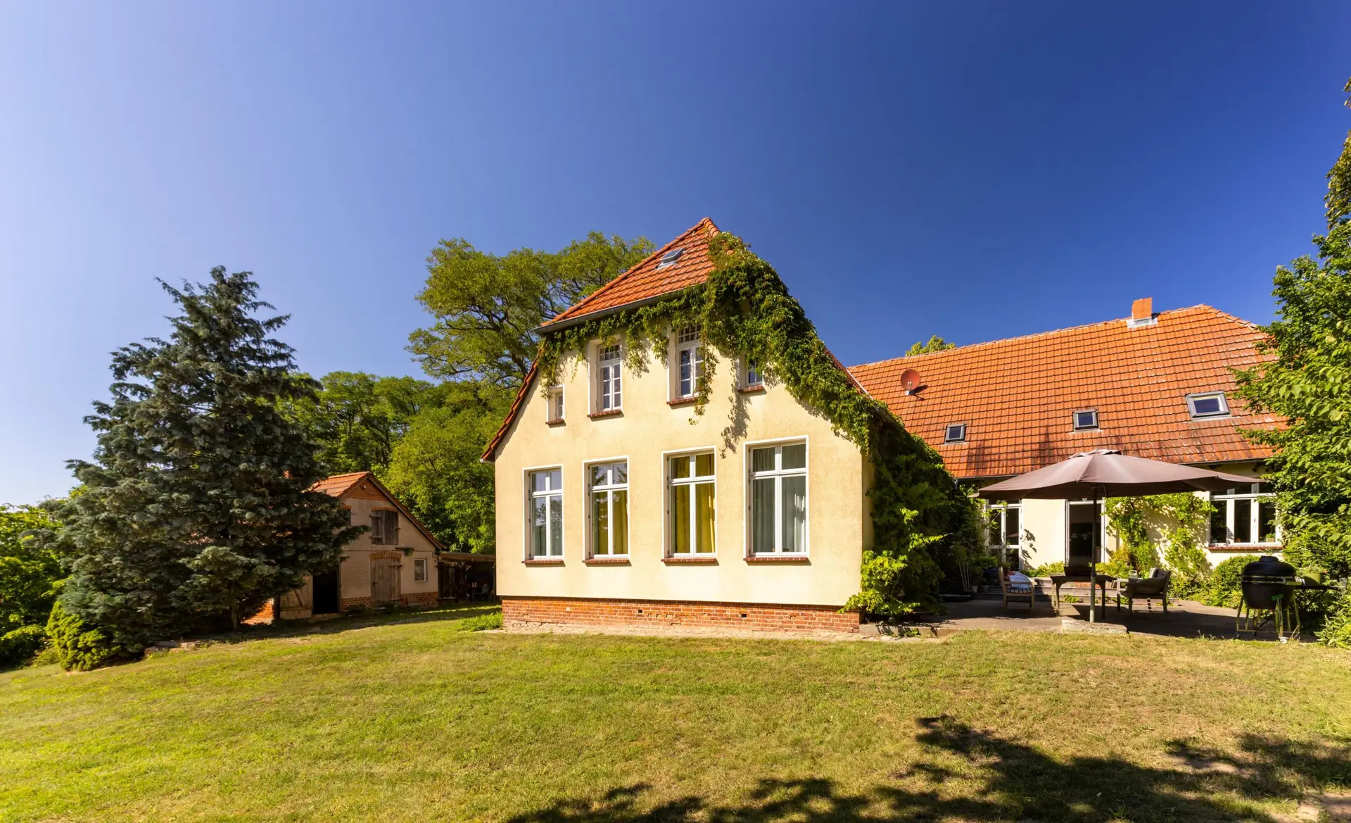Hausansicht mit Terrasse