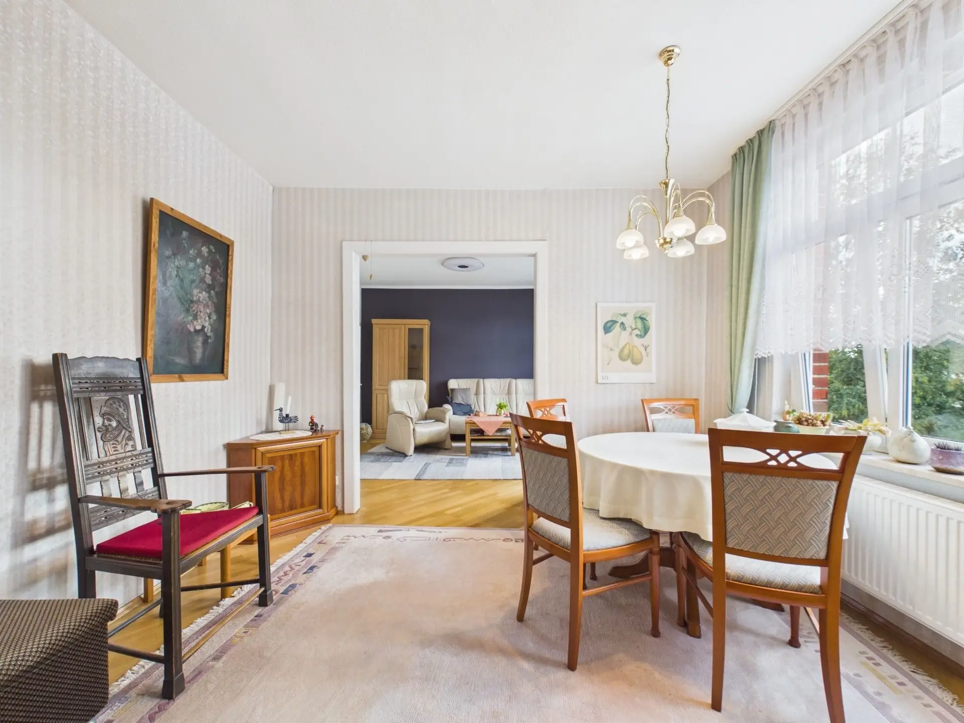 Esszimmer mit Blick ins Wohnzimmer im OG