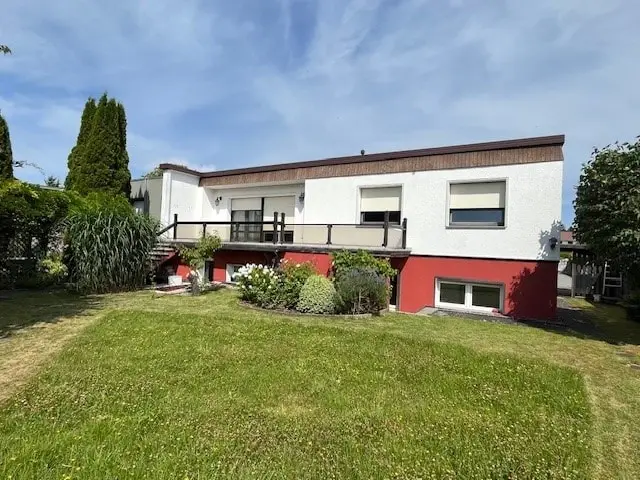Rückansicht Immobilie, große Terrasse