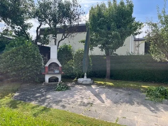 große Terrasse auf dem Grundstück